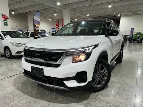 Kia Seltos EX Pack usado (2023) color Blanco financiado en mensualidades(enganche $114,450 mensualidades desde $8,756)