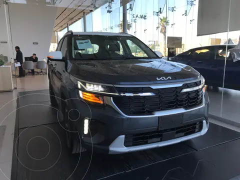 Kia Seltos SXL usado (2024) color GRIS GRAVEDADTECHO BLANCO precio $511,000