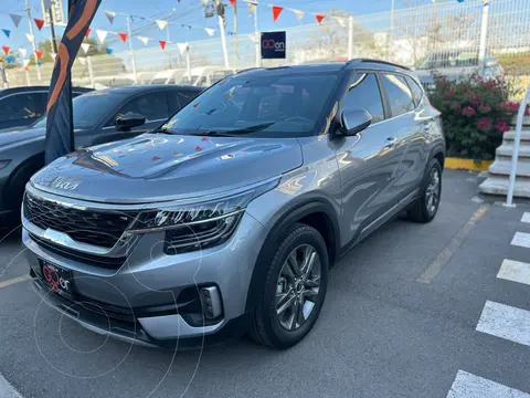 Kia Seltos SX usado (2023) color plateado financiado en mensualidades(enganche $113,088 mensualidades desde $8,648)