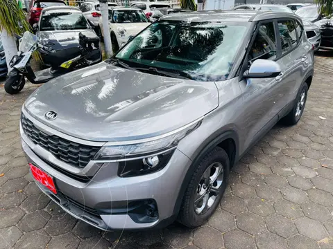 Kia Seltos EX usado (2020) color Plata financiado en mensualidades(enganche $72,025 mensualidades desde $6,397)