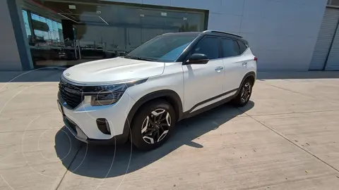 Kia Seltos SXL usado (2024) color Blanco financiado en mensualidades(enganche $101,000 mensualidades desde $1,010,791)