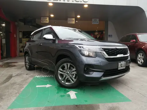 foto Kia Seltos EX Pack usado (2023) color Gris Oscuro precio $480,000