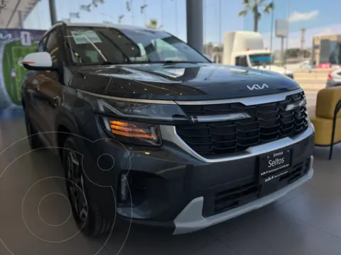 Kia Seltos SXL usado (2024) color Gris Gravedad+techo Blanco precio $476,855