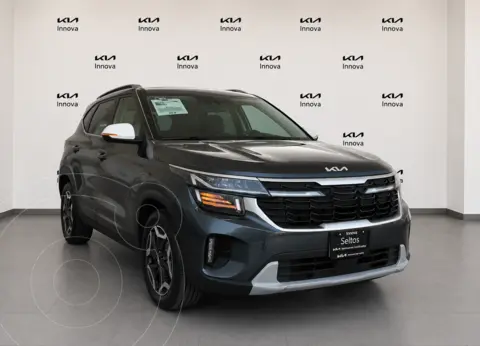 Kia Seltos SXL usado (2024) color Gris Gravedad+techo Blanco precio $476,855