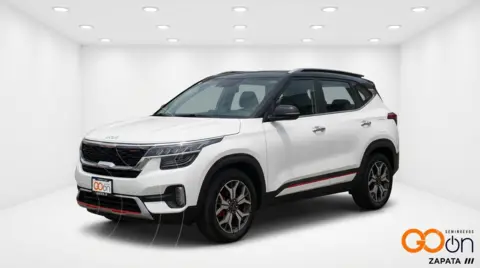 Kia Seltos GT Line Aut usado (2023) color KIWHITE PEARLBLACKROOF precio $399,000