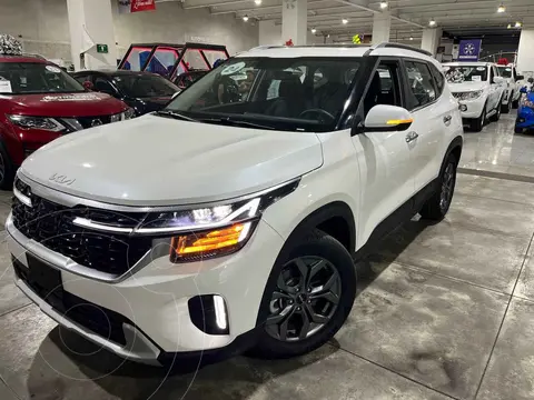 Kia Seltos SX usado (2024) color Blanco financiado en mensualidades(enganche $132,162 mensualidades desde $10,111)