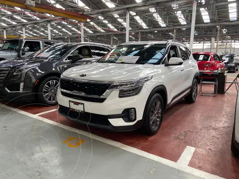 Kia Seltos SX usado (2021) color Blanco financiado en mensualidades(enganche $105,000 mensualidades desde $13,850)