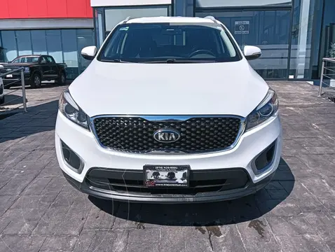 Kia Sorento 2.4L LX 5 Pas usado (2017) color Blanco precio $240,000