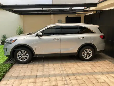 Kia Sorento 2.4L LX usado (2019) color Plata Brillante precio $300,000