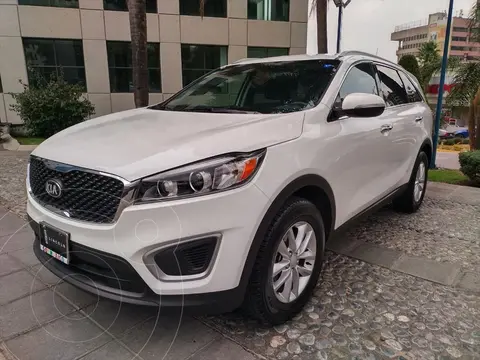 Kia Sorento 2.4L LX 5 Pas usado (2017) color Blanco precio $365,000