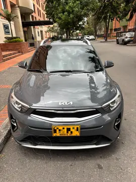 KIA Stonic HEV Desire usado (2023) color Gris precio $82.000.000