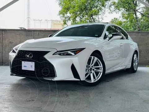 Lexus IS 300 usado (2023) color Blanco financiado en mensualidades(enganche $162,580 mensualidades desde $16,038)