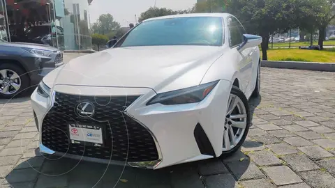 Lexus IS 300 Premium usado (2023) color Blanco financiado en mensualidades(enganche $186,781 mensualidades desde $19,876)