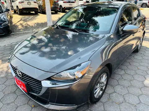 Mazda 2 Sedan i usado (2023) color Gris precio $267,000