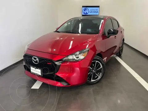 Mazda 2 Sedan Signature usado (2024) color Rojo financiado en mensualidades(enganche $70,400 mensualidades desde $6,945)