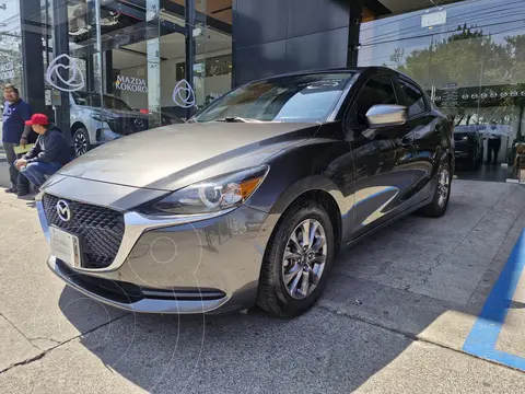 Mazda 2 Sedan i usado (2023) color Gris Titanio precio $237,000