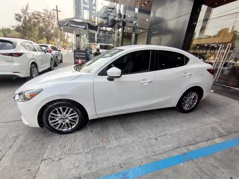 Mazda 2 Sedan i Grand Touring MHEV usado (2023) color Blanco Perla precio $337,000