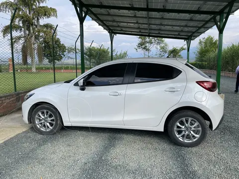 Mazda 2 Touring Aut usado (2020) color Blanco Perla precio $64.000.000