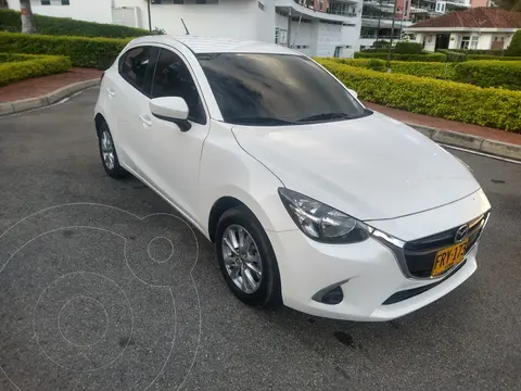 Mazda 2 Touring usado (2020) color Blanco Perla precio $63.000.000