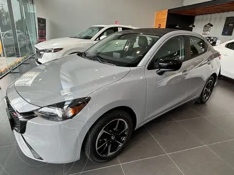 Mazda 2 Signature nuevo color Negro precio $398,900