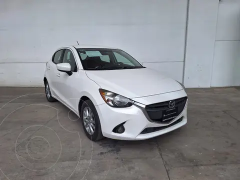 Mazda 2 i Touring Aut usado (2017) color Blanco Perla precio $294,000