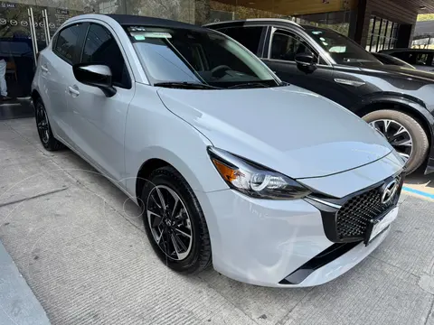 Mazda 2 Signature usado (2024) color Gris precio $379,000