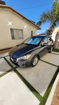 Mazda 2 i usado (2016) color Gris precio $165,000