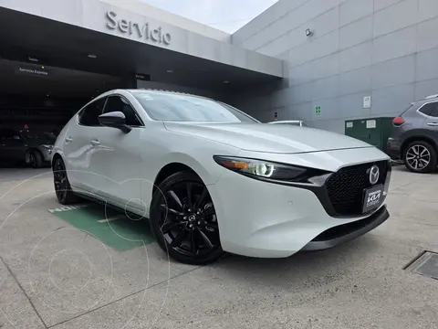 Mazda 3 Hatchback Signature usado (2024) color plateado financiado en mensualidades(enganche $111,036 mensualidades desde $12,776)