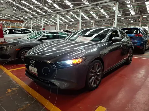 Mazda 3 Hatchback Signature usado (2021) color Gris Titanio financiado en mensualidades(enganche $82,500 mensualidades desde $7,000)