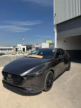 Mazda 3 Hatchback Signature usado (2025) color Gris Titanio precio $498,000