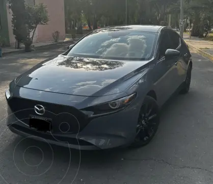 Mazda 3 Hatchback Signature usado (2023) color Gris Titanio precio $441,000