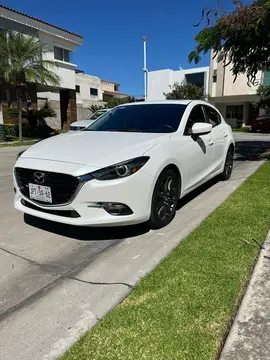 Mazda 3 Hatchback s Sport usado (2018) color Blanco Perla precio $299,999