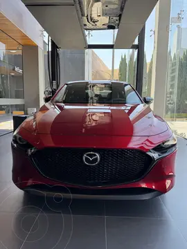 Mazda 3 Hatchback Signature nuevo color Rojo precio $563,900