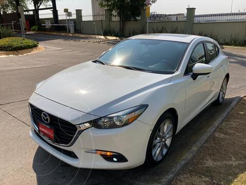 Mazda 3 Hatchback s Sport Aut usado (2017) color Blanco financiado en mensualidades(enganche $95,000 mensualidades desde $6,500)