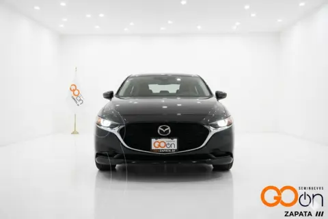 Mazda 3 Sedan Carbon Edition usado (2023) color MAZWNEGRO CELESTE precio $385,000