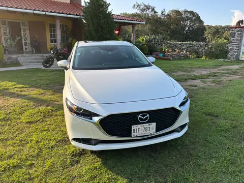 Mazda 3 Sedan i Sport MHEV usado (2024) color Blanco Perla precio $385,000