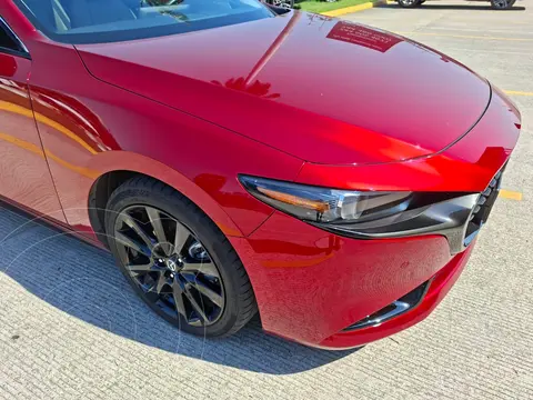 Mazda 3 Sedan Signature usado (2025) color Rojo precio $449,900