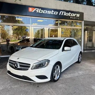 Mercedes Clase A Hatchback A 200 BLUEEFFICIENCY URBAN    L/13 usado (2013) color Blanco precio u$s18.900