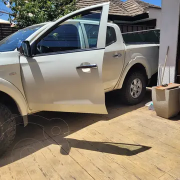Mitsubishi L-200 2.4L Katana CRT 4X4 usado (2017) color Blanco precio $8.400.000