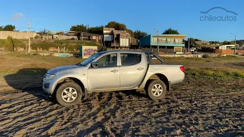 Mitsubishi L-200 2.5 Katana CRT Diesel 4X4 usado (2011) color Plata precio $9.000.000