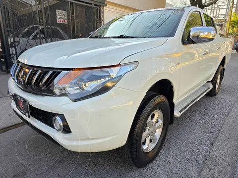 Mitsubishi L200 4x4 2.5L DI-D Cabina Doble usado (2017) color Blanco precio $319,900