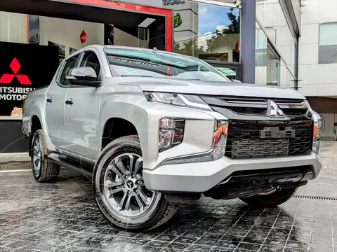 Mitsubishi L200 GLS Diesel  4x4 Aut usado (2024) color plateado precio $670,163