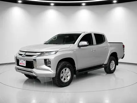 Mitsubishi L200 GLX 4x2 usado (2023) color plateado precio $398,000