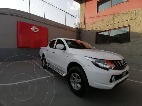 foto Mitsubishi L200 4x2 2.4L Cabina Doble usado (2018) color Blanco precio $354,900