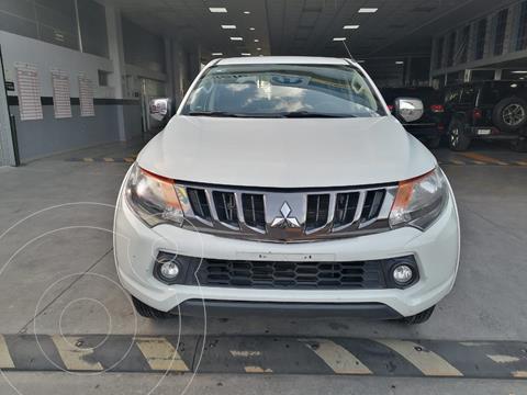 foto Mitsubishi L200 4x2 2.4L Cabina Doble usado (2018) color Blanco precio $298,000