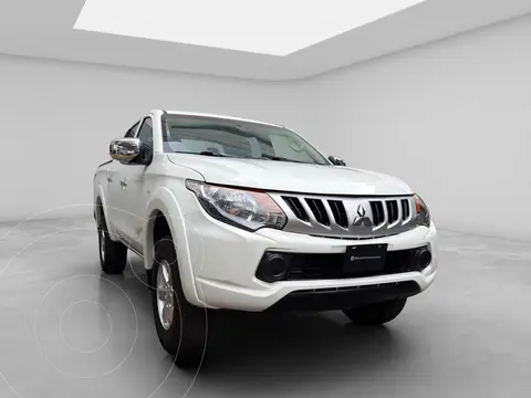Mitsubishi L200 4x2 2.4L Cabina Doble usado (2018) color Blanco precio $245,000