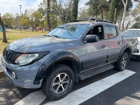Mitsubishi L200 4x4 2.5L DI-D Cabina Doble usado (2016) color Gris precio $260,000