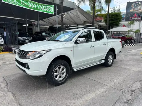 Mitsubishi L200 4x4 2.5L DI-D Cabina Doble usado (2019) color Blanco financiado en mensualidades(enganche $94,750 mensualidades desde $8,015)