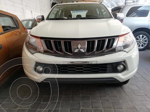 foto Mitsubishi L200 4x2 2.4L Cabina Doble usado (2018) color Blanco precio $305,500