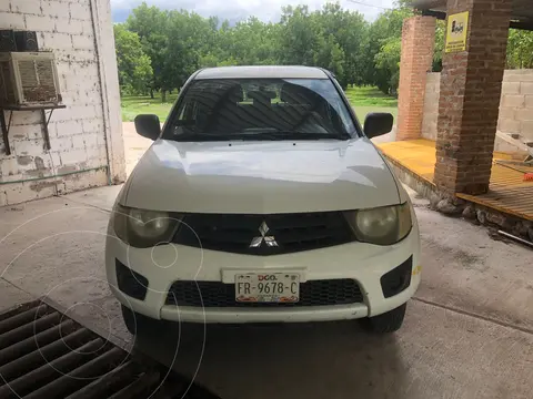 Mitsubishi L200 4x2 2.4L Cabina Doble usado (2015) color Blanco precio $200,000